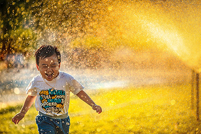 kid-in-sprinkler